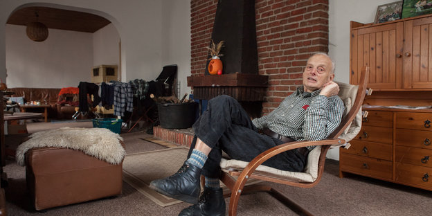 Hans Lippert sitzt in seinem Wohnzimmer in einem Sessel
