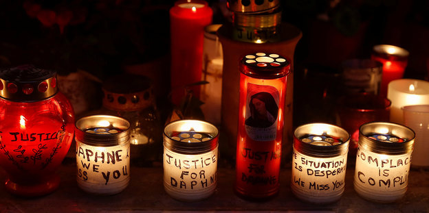 Mehrere brennende Kerzen in der Dunkelheit, gewidmet der ermordeten Journalistin