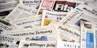 Viele Zeitungen liegen auf einem Stapel