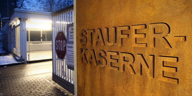 Ein Schild mit der Aufschrift "Staufer-Kaserne" neben einem Tor