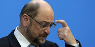 SPD-Politiker Martin Schulz greift sich an die Stirn