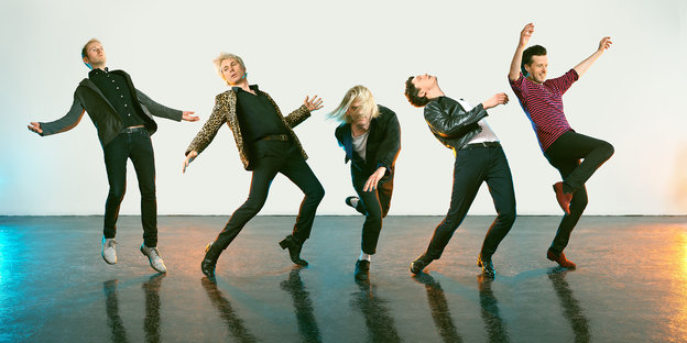 Die fünf Mitglieder der Band Franz Ferdinand in dynamischen Posen