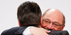 Martin Schulz umarmt Sigmar Gabriel