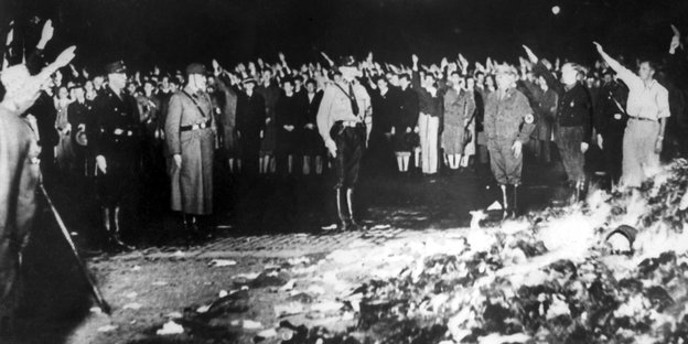 Eine historische Fotografie zeigt Nationalsozialisten bei der Bücherverbrennung