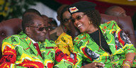 Robert und Grace Mugabe sitzen nebeneinander und tragen quietschgrüne Hemden