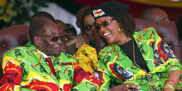 Robert und Grace Mugabe sitzen nebeneinander und tragen quietschgrüne Hemden