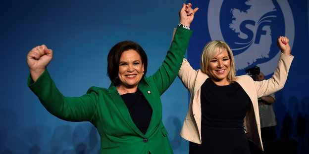 Zwei Frauen halten die Arme hoch in Siegerpose
