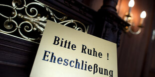 Schild mit Heirats-Hinweis