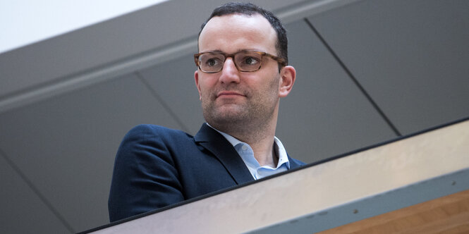 Jens Spahn auf Rolltreppe nach oben