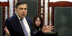 Saakaschwili hebt fragend beide Hände