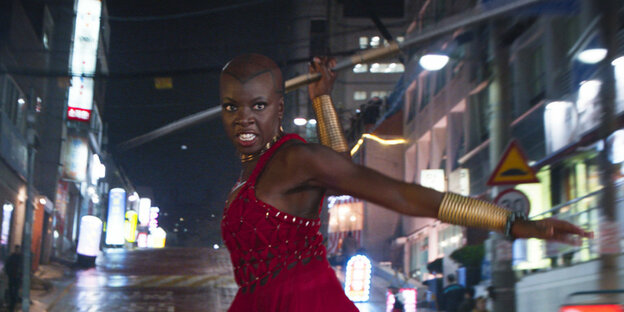 Danai Gurira wirft einen Speer Danai Gurira wirft einen Speer