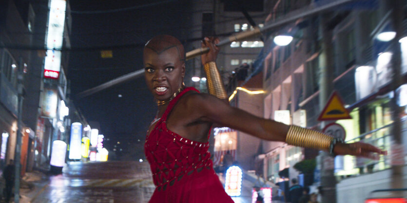 Danai Gurira wirft einen Speer