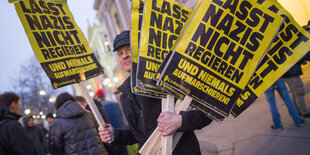 Menschen mit Plakaten