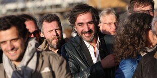 Deniz Yücel in einer Menschenmenge