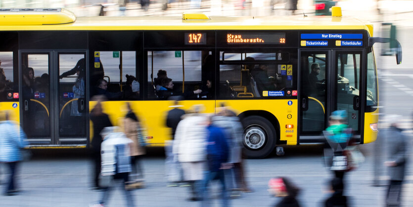 Ein Bus auf einem Platz