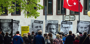 Demonstranten halten Bilder inhaftierter Journalisten hoch