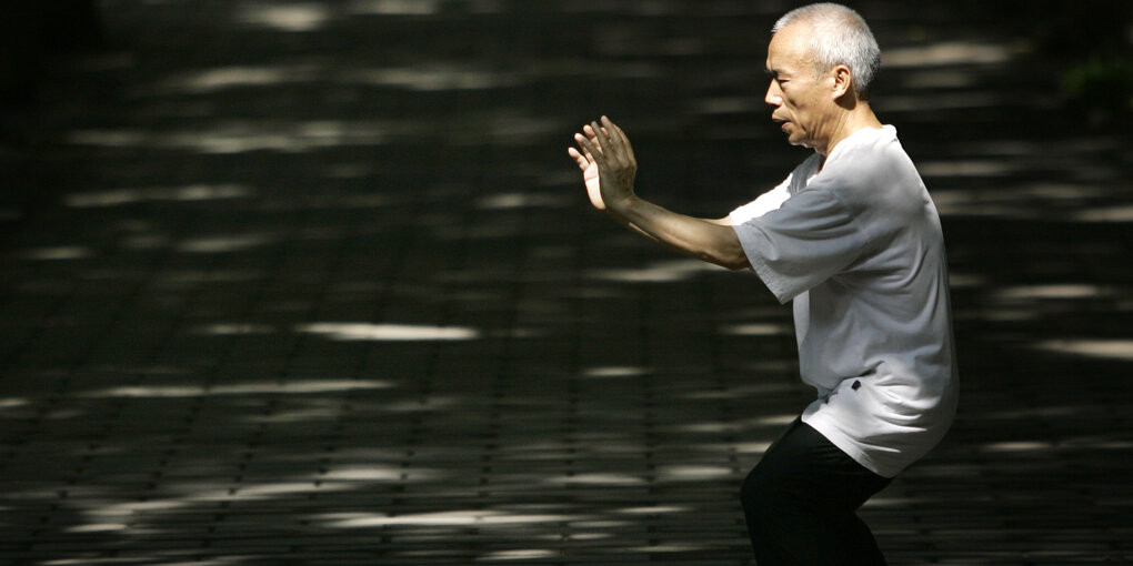 Ein Chinese macht Tai Chi im Ritan Park in Peking