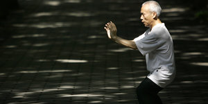 Ein Chinese macht Tai Chi im Ritan Park in Peking