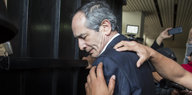 Polizisten führen den ehemaligen guatematekischen Präsidenten Álvaro Colom ab
