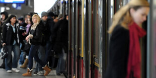 Menschen steigen in die Berliner S-Bahn ein