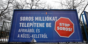 Ein großes Plakat mit Aufschrift in Ungarisch