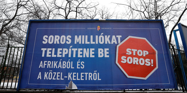 Ein großes Plakat mit Aufschrift in Ungarisch