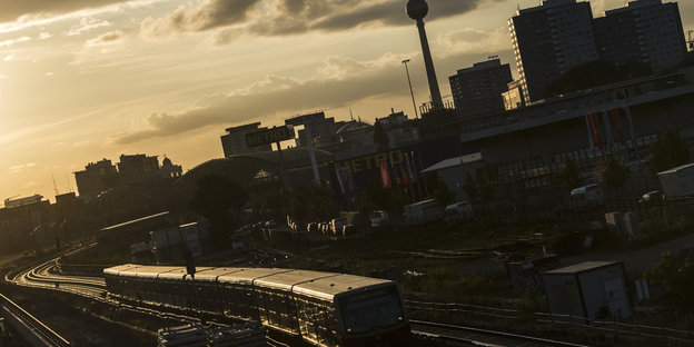 Eine S-Bahn fährt am im Licht der untergehenden Sonne durch Berlin