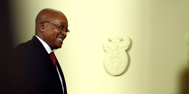 Der südafrikanische Präsident Jacob Zuma verlässt nach einer Pressekonferenz in der er seinen sofortigen Rücktritt erklärt hatte