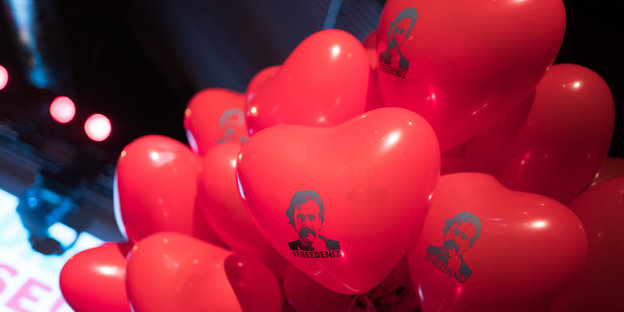 Rote Luftballons mit dem stilisierten Porträt des in der Türkei inhaftierten Journalisten Deniz Yücel