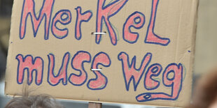 "Merkel muss weg"-Schild