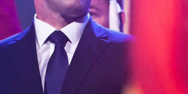 Ramush Haradinaj und seine Krawatte