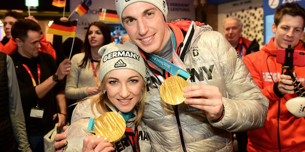 Aljona Savchenko und Bruno Massot zeigen ihre Goldmedaille