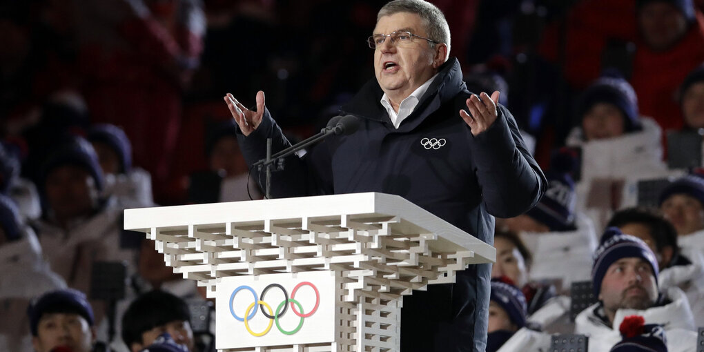 Ein Mann, Thomas Bach, an einem Pult