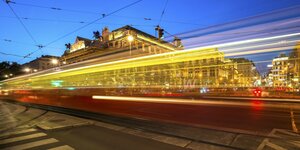 Straßenbahn in einer abendlichen Wiener Straße, mit langer Belichtungszeit, deswegen verhuscht