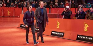 Die beiden Tatort-Kommisare laufen auf dem Roten Teppich der Berlinale