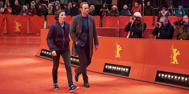 Die beiden Tatort-Kommisare laufen auf dem Roten Teppich der Berlinale