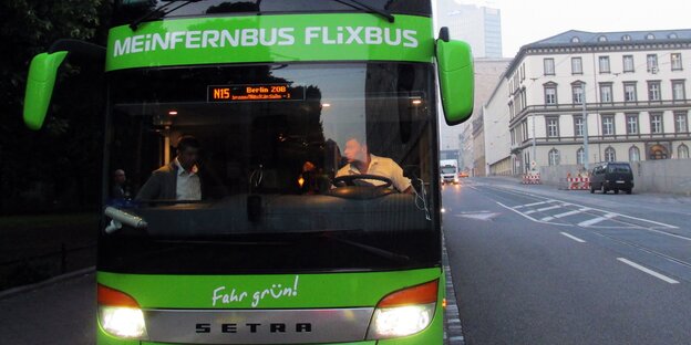 Ein Fernbus am Seitenstreifen einer Straße Ein Fernbus am Seitenstreifen einer Straße