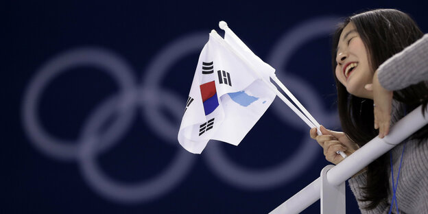 Eine Frau mit koreanischer Flagge