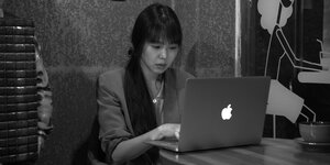 Eine Frau sitzt an einem Laptop