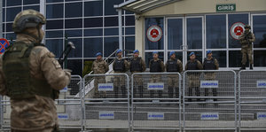 Soldaten vor einem Gefängniseingang