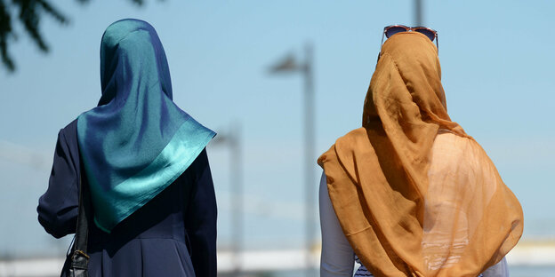 Zwei Frauen mit Kopftüchern von hinten