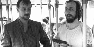Dieter Degowski und Hans-Jürgen Rösner stehen in einem Bus, Rösner hält eine Waffe