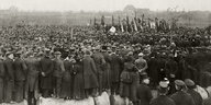 Tausende sind zur Bestattung der Opfer des Matrosenaufstands am 10. November 1918 gekommen.