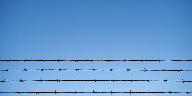 Stacheldraht vor blauem Himmel