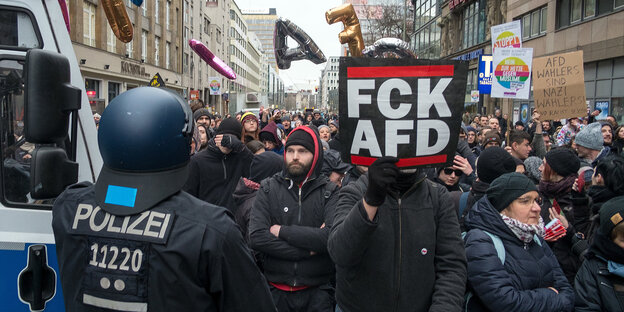 Anti-AfD-Demonstranten vor einer Polizeisperre an der Kreuzung Rudi-Dutschke-Straße Ecke Friedrichstraße