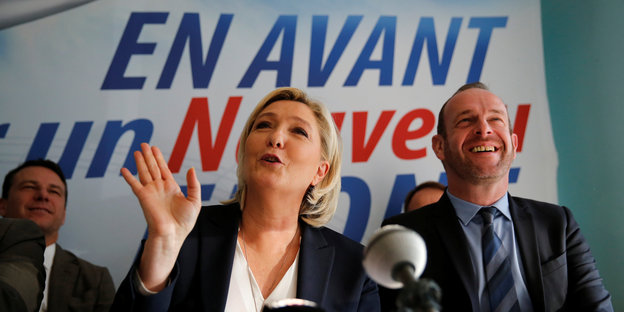 Marine Le Pen spricht vor einem MIkrofon