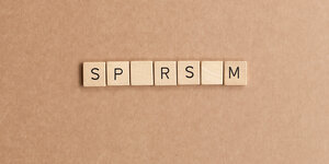 Scrabble-Buchstaben bilden das Wort "Sparsam" - allerdings fehlen Buchstaben