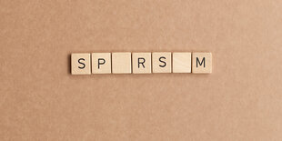 Scrabble-Buchstaben bilden das Wort "Sparsam" - allerdings fehlen Buchstaben