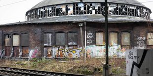 Verfallender Lokschuppen am Bahnhof Heinersdorf