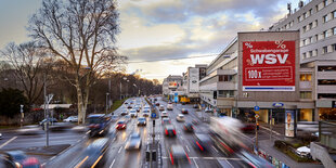 Breita Straße mit vielen Autos im Halbdunkel